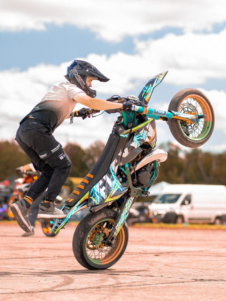 Person macht Wheely